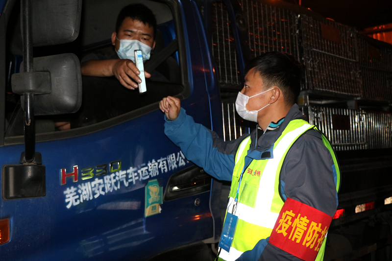 新一輪疫情發(fā)生后，安徽路橋迅速行動，組織全體職工和勞務(wù)工人進行全員核算檢測，筑牢疫情防控第一道防線。此外，還積極投身屬地疫情防控，踐行國企擔當。