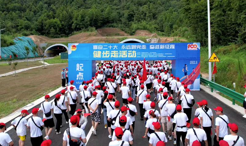 池州市團(tuán)委“喜迎二十大、奮進(jìn)新征程、永遠(yuǎn)跟黨走”健步走活動(dòng)在公司G318項(xiàng)目舉行6